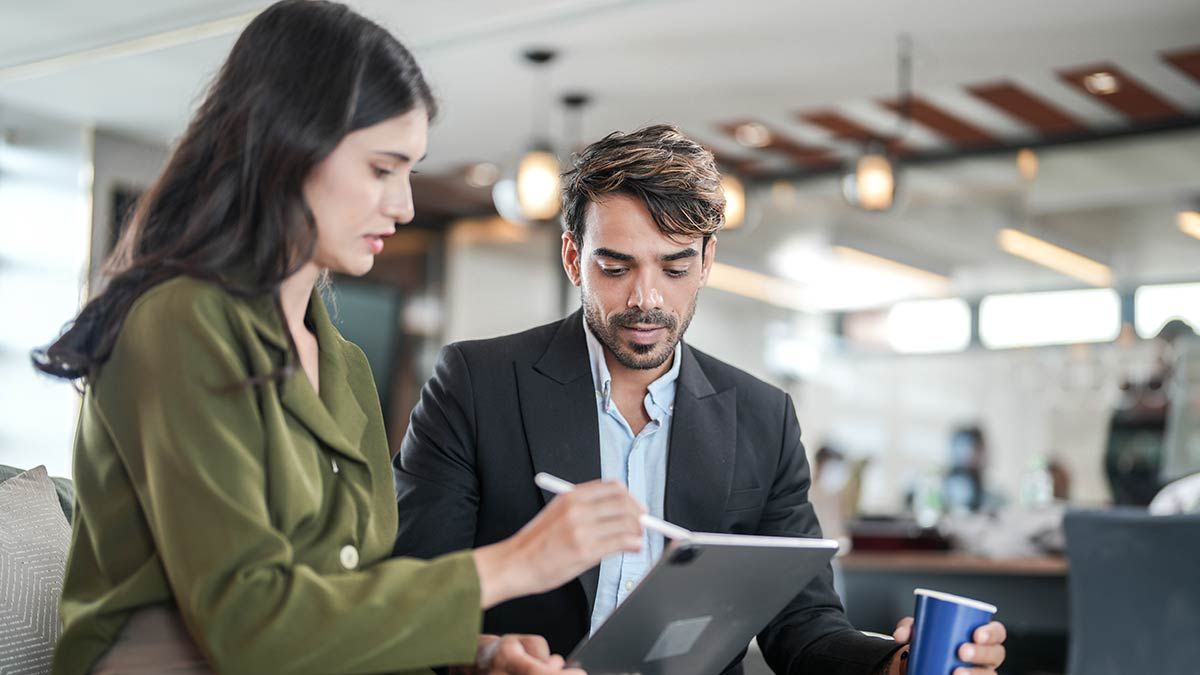 ¿Qué indicadores se utilizan para calcular la rentabilidad en las empresas de servicios?